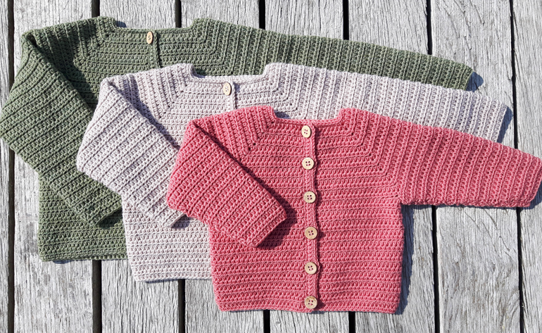 Hæklet Baby Cardigan – Luksuskrea – og strik