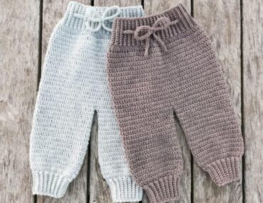Haeklede-babybukser-i-bloed-merino-uld
